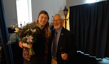 Filmaakster Lorinde Rosing krijgt bloemen van voorzitter Henk Boezen