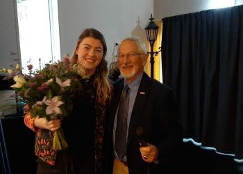 Filmaakster Lorinde Rosing krijgt bloemen van voorzitter Henk Boezen