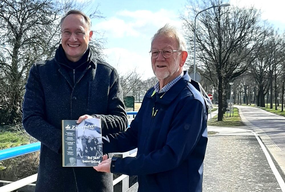 Historisch tijdschrift ‘De Zwerfsteen’ symbolisch overhandigd bij de Eeserbrug